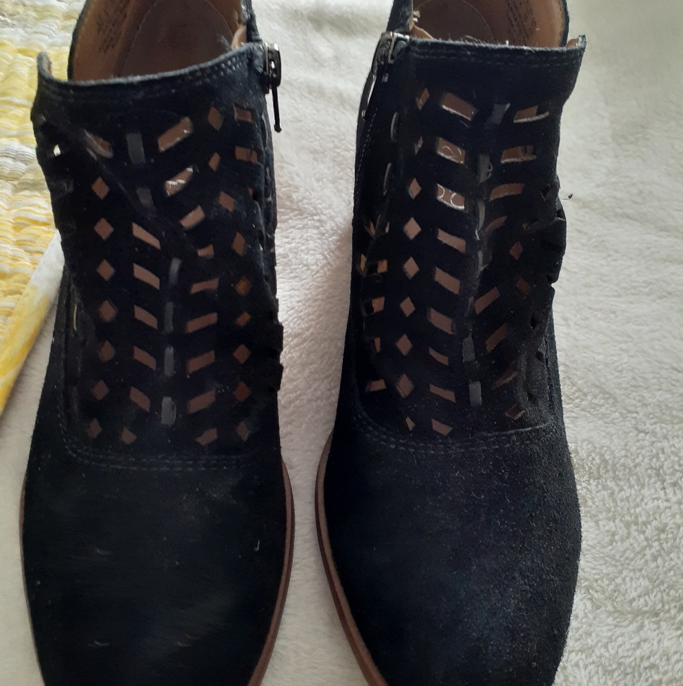 Blk ankle boots